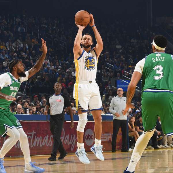 庫(kù)里圣誕夜著湯普森簽名戰(zhàn)靴 勇士主場(chǎng)力克獨(dú)行俠